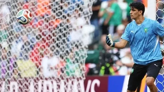 Bono, goleiro do Marrocos, em ação com luvas e uniforme
