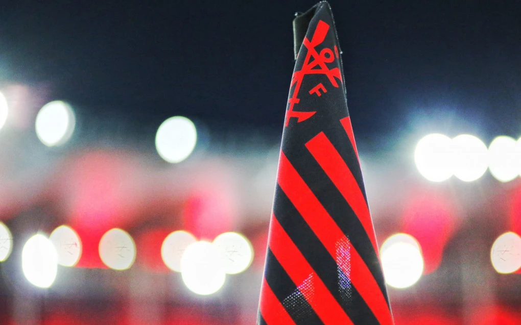Bandeira do Flamengo tremulando em estádio do Rio de Janeiro