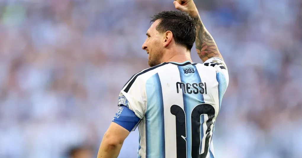 Lionel Messi comemorando um gol com a camisa da seleção argentina