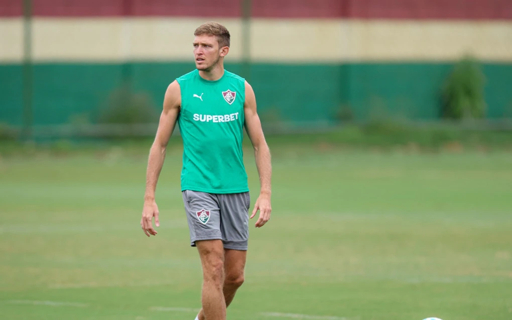 Castillo em treino do Fluminense com bola nos pés, uniforme do clube