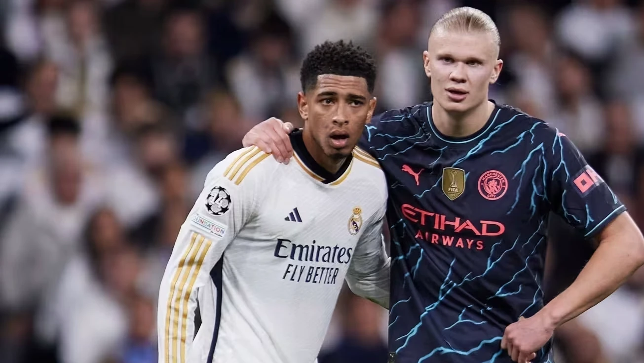 Erling Haaland e Jude Bellingham lado a lado no gramado durante partida