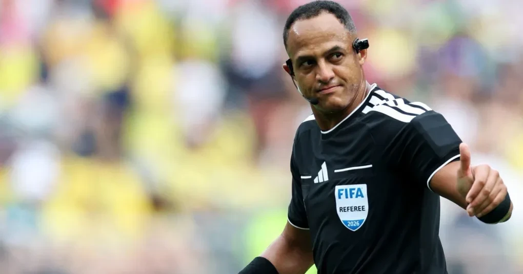 Árbitros e equipe de arbitragem em campo durante partida da Copa do Mundo 2026