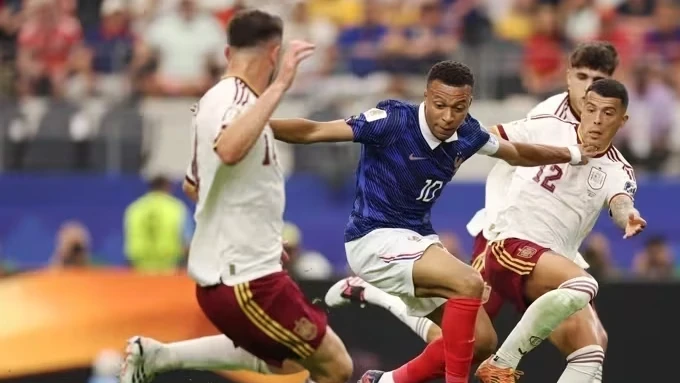Tela da transmissão da CazéTV no YouTube durante França x Espanha na semifinal da Copa do Mundo de 2026