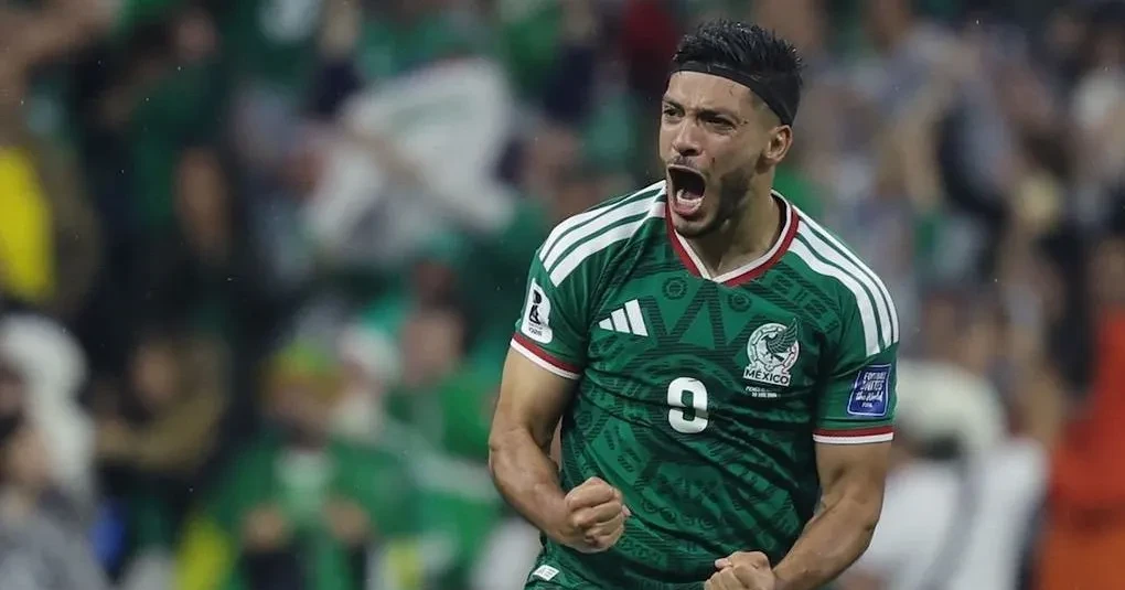 Torcida mexicana no Estádio Azteca durante a vitória por 2 a 0 sobre o Equador
