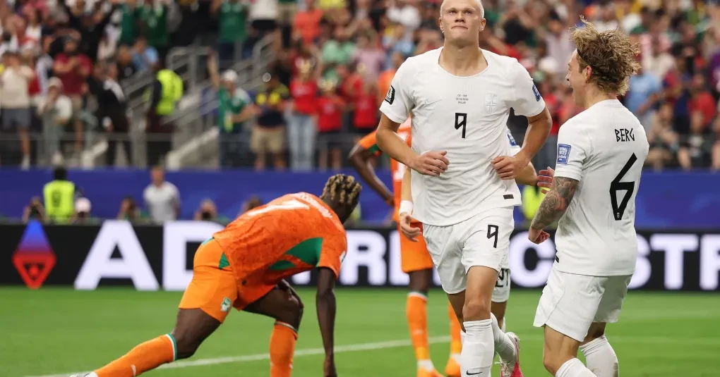 Erling Haaland celebrando gol pela seleção da Noruega em jogo oficial