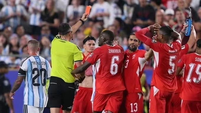 Murat Yakin gesticulando e falando à imprensa após o jogo das quartas de final