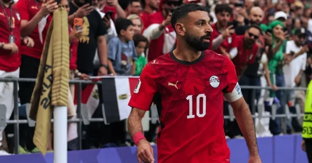 Mohamed Salah treinando com a seleção do Egito em campo antes do jogo