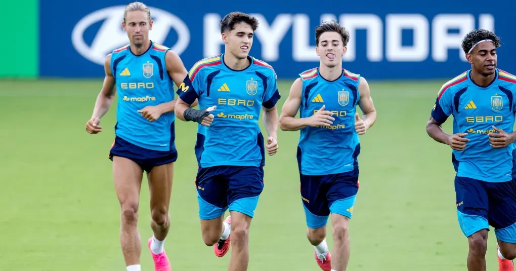 Jogadores da seleção espanhola no gramado com chuva durante treino no MetLife Stadium