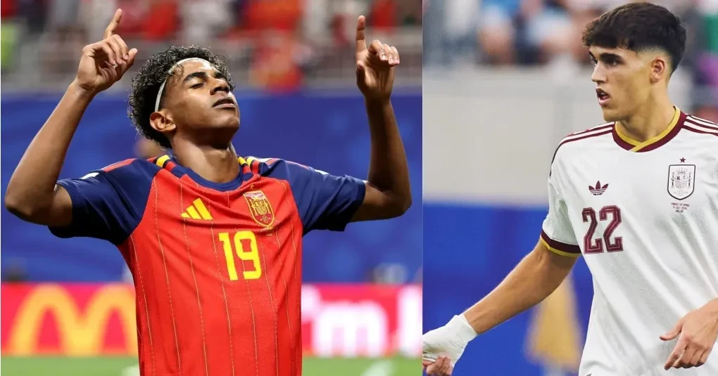 Lamine Yamal e Pau Cubarsí comemorando com a camisa da seleção da Espanha
