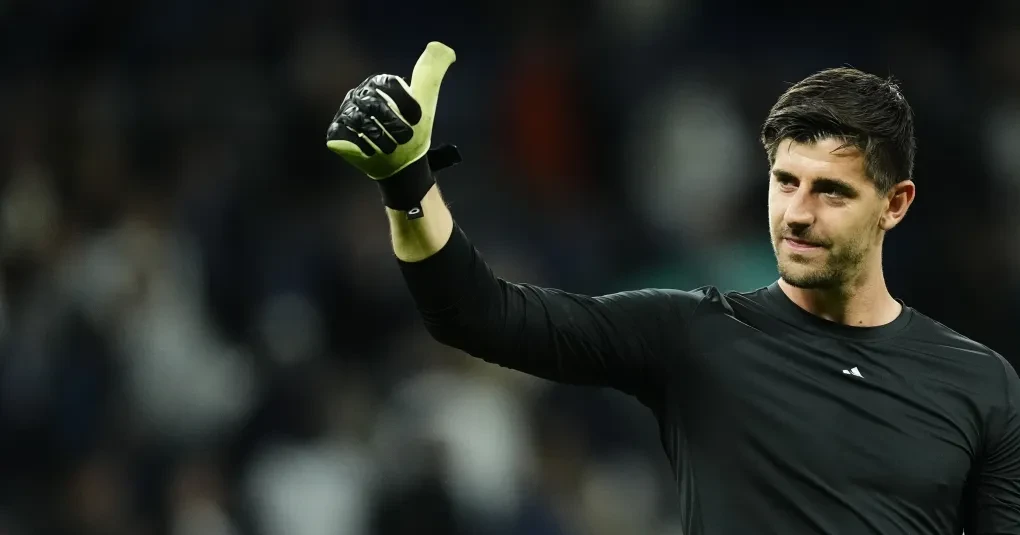 Thibaut Courtois em entrevista, com luvas e uniforme de goleiro do Real Madrid