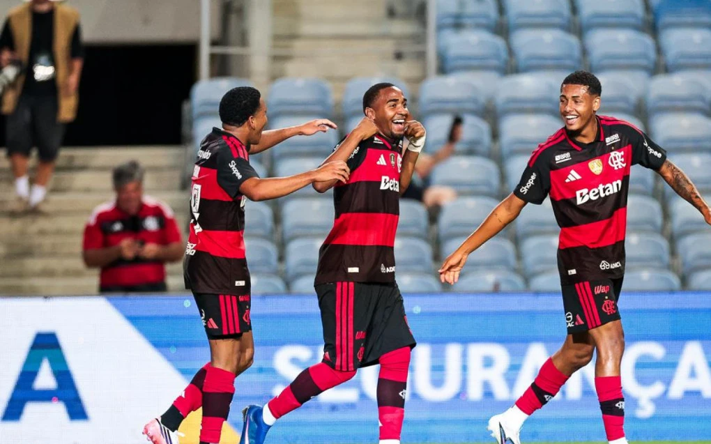 Lorran comemorando gol pelo Flamengo na partida contra Lausanne-Sport