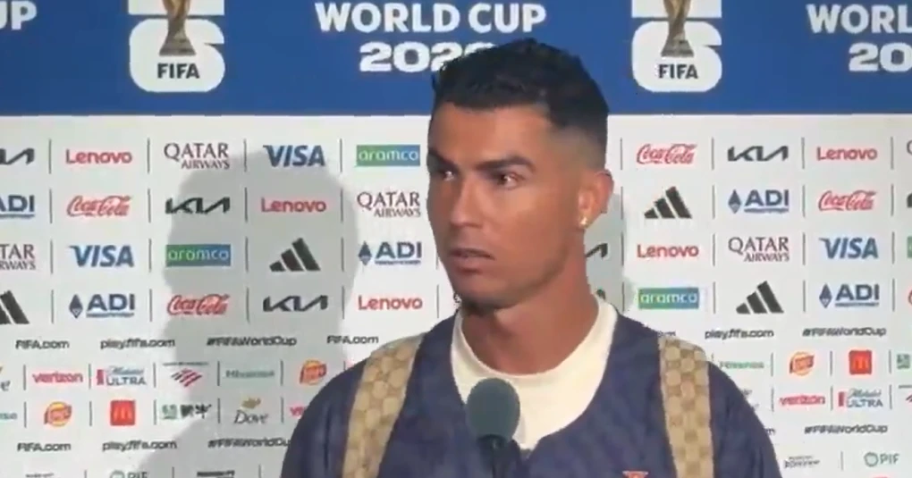 Cristiano Ronaldo falando com jornalistas no gramado do AT&T Stadium, Dallas