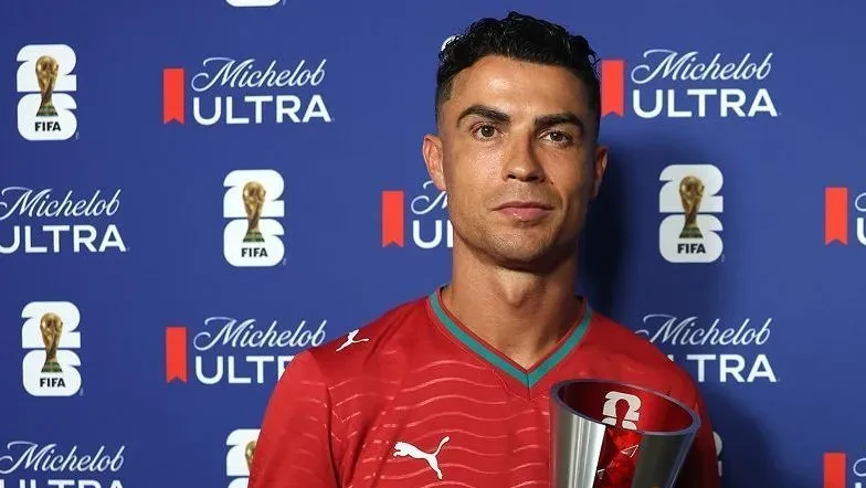 Cristiano Ronaldo vestindo a camisa 21 de Diogo Jota no gramado após partida