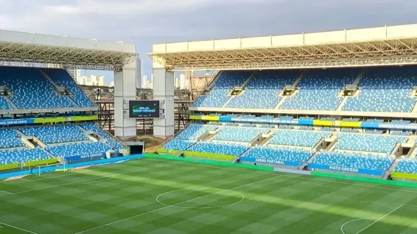 Jogadores de Cuiabá e América-MG aquecendo no gramado da Arena Pantanal antes do jogo
