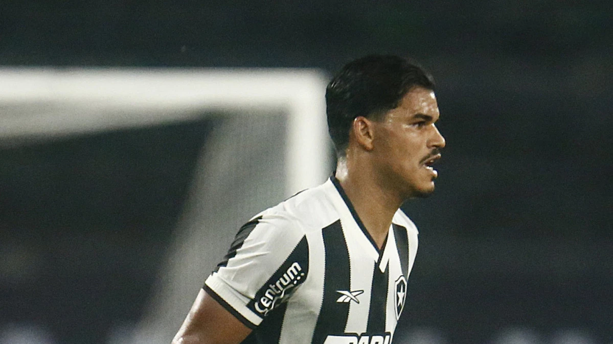 Danilo Barbosa em ação vestindo o uniforme do Botafogo durante sua passagem pelo clube