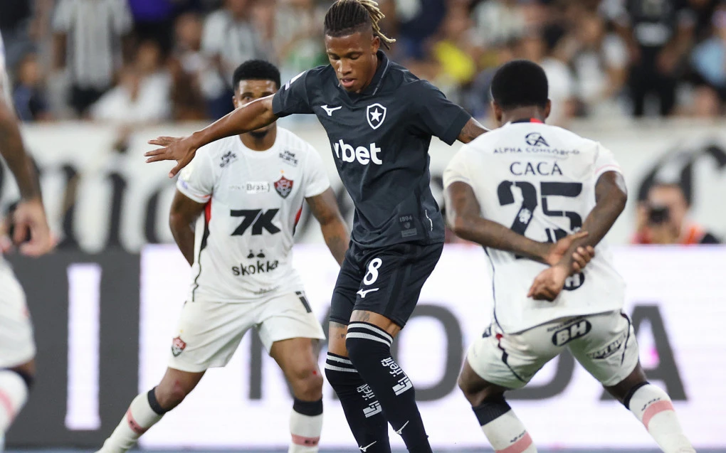 Danilo em ação durante o jogo entre Botafogo e Vitória