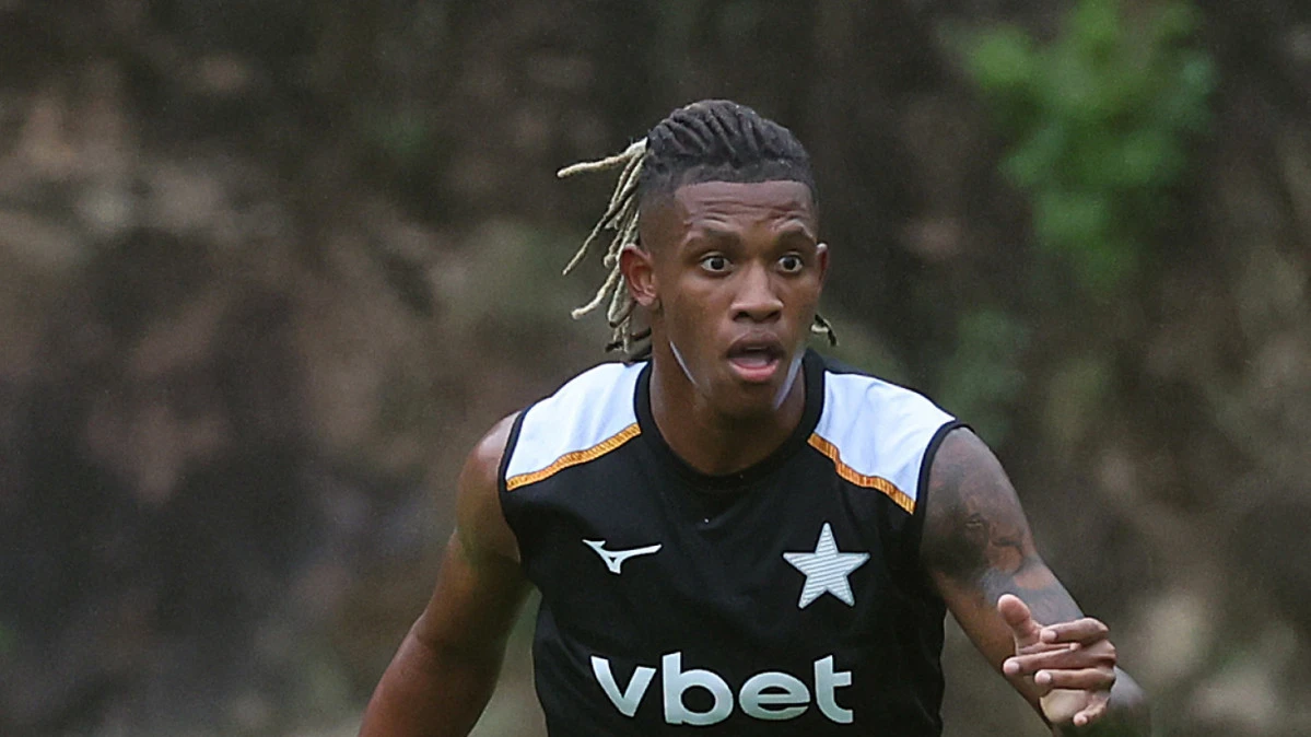 Danilo em treinamento com colete do Botafogo, durante atividade pelo clube