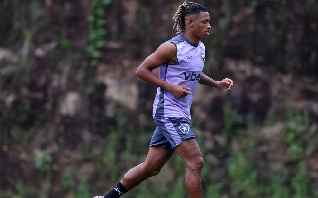 Danilo, volante do Botafogo, rejeita proposta do Zenit e pressiona volta ao Palmeiras