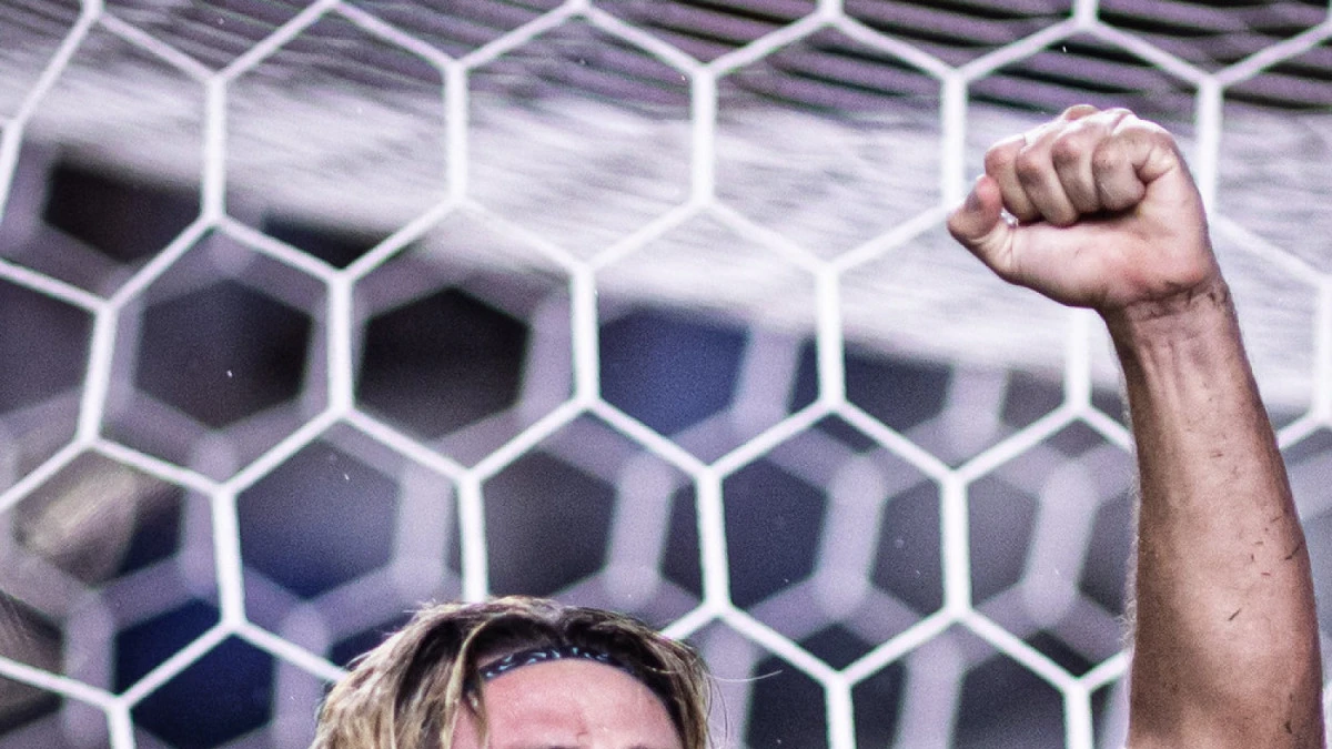 Spinelli atacando com a bola pelo Vasco em lance ofensivo