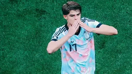 Charles De Ketelaere comemorando gol vestindo a camisa da seleção belga