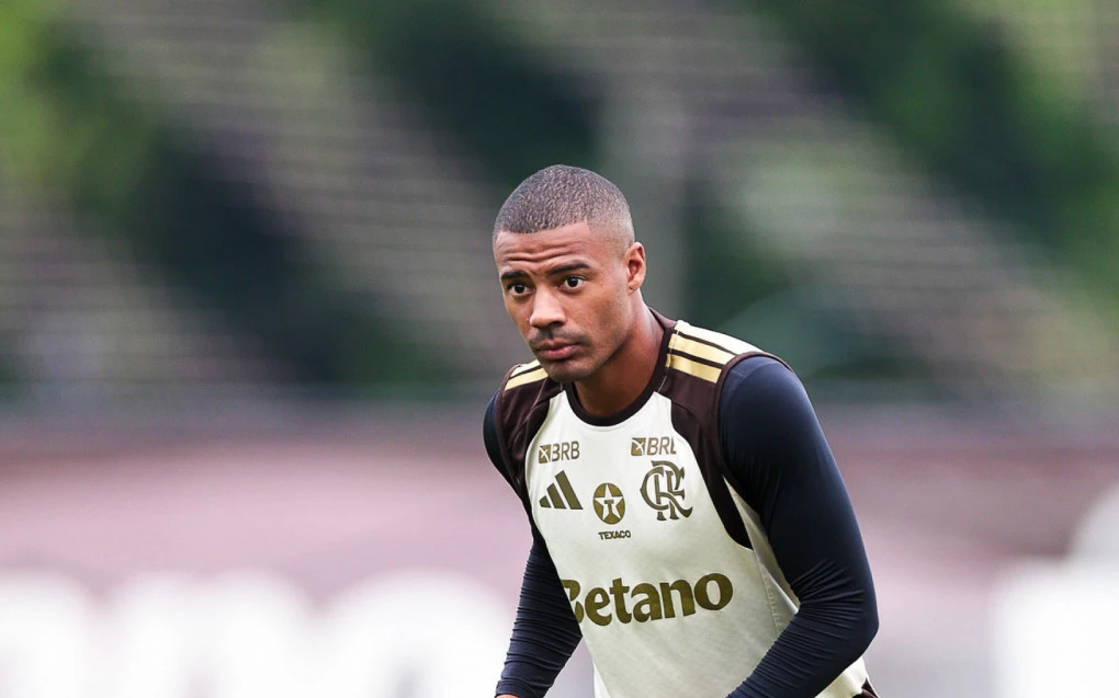 Nicolás de la Cruz disputando bola pelo Flamengo com a bola no pé