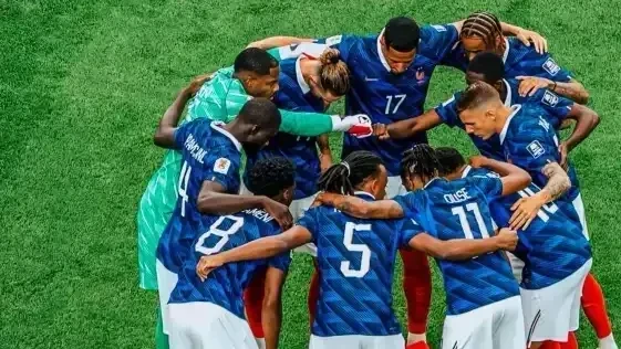Rayan Cherki lamentando a derrota da França em Dallas