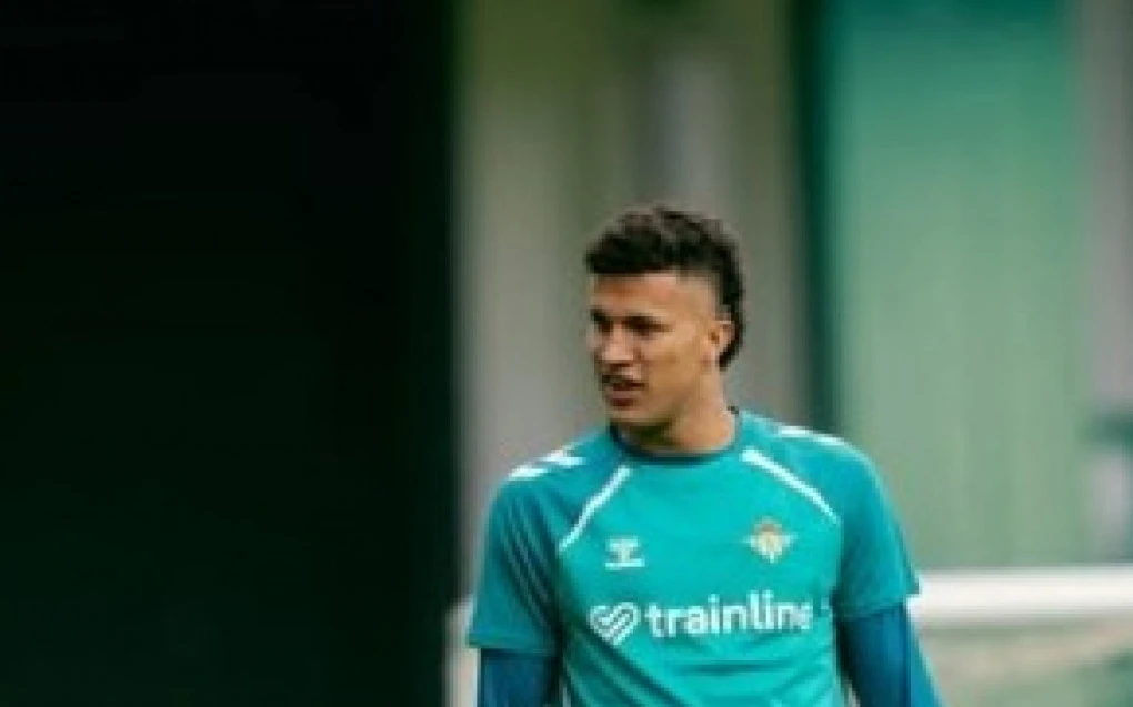 Nelson Deossa em treino pelo Real Betis no campo