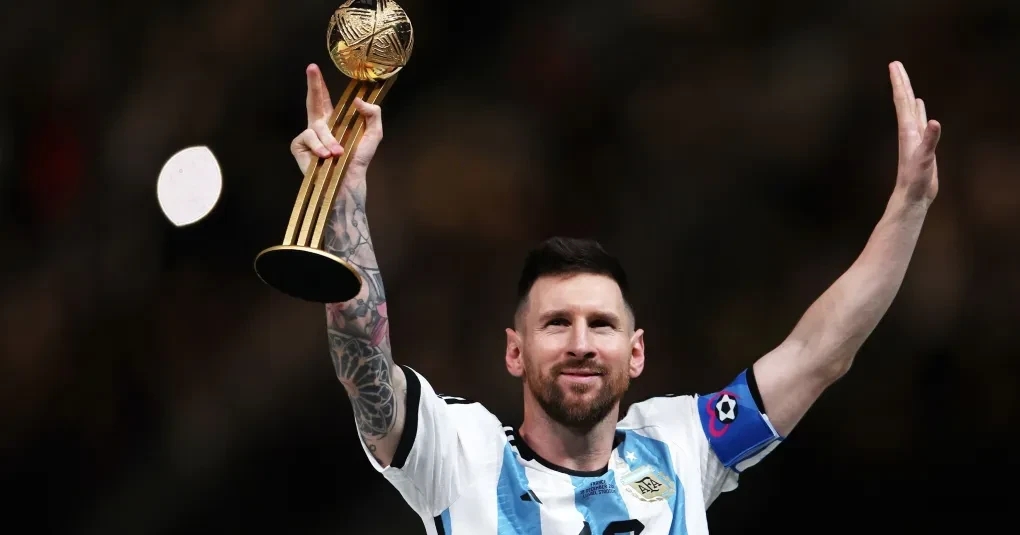 Taça da Bola de Ouro sobre mesa com fundo desfocado