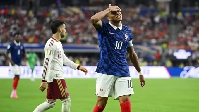 Jogadores e comissão técnica no gramado em Dallas após o apito final