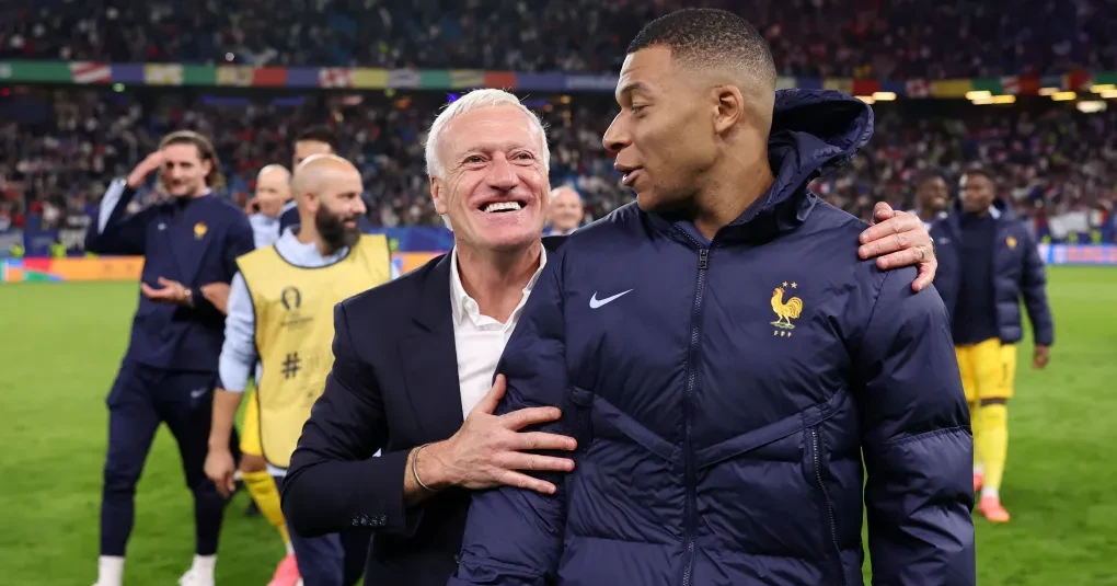 Didier Deschamps falando em entrevista coletiva antes das quartas de final