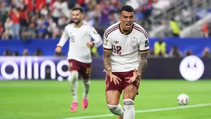Pedro Porro treinando separado no campo de treino do Red Bull New York