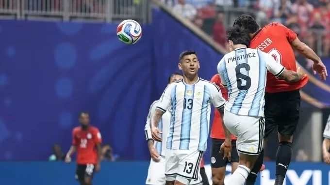 Lisandro Martínez disputando lance pela seleção argentina