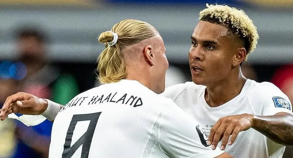 Antonio Nusa comemorando um gol vestindo a camisa da seleção da Noruega