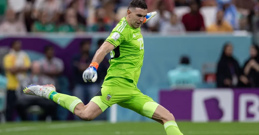 Emiliano Dibu Martínez defendendo pela seleção argentina durante partida