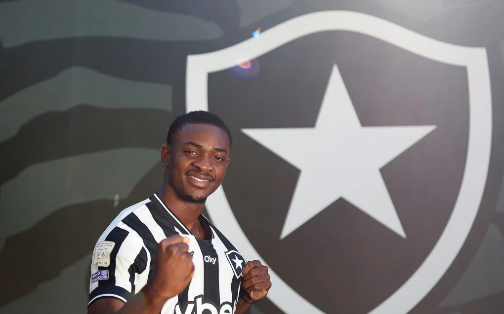 Domingos Andrade durante apresentação oficial como novo reforço do Botafogo
