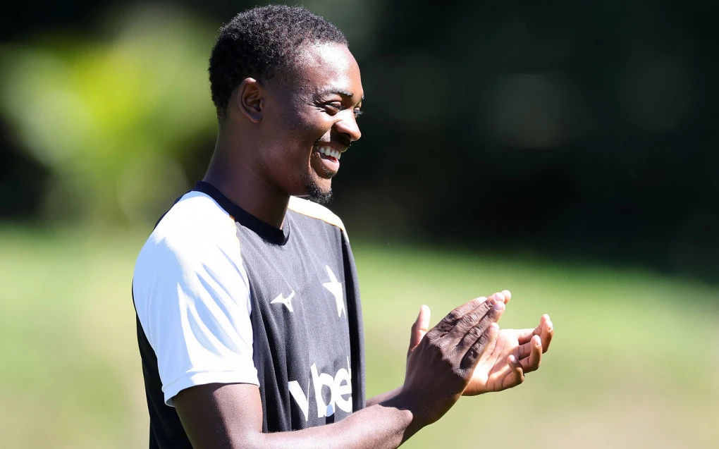 Domingos Andrade durante treino no CT Lonier com uniforme do Botafogo