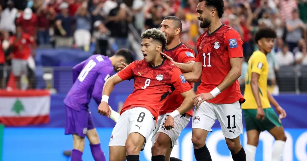 Jogadores do Egito comemoram a classificação após disputa de pênaltis no AT&T Stadium