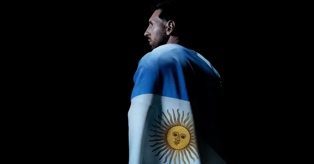 Lionel Messi mostrando a chuteira 'El Último Tango' nas redes sociais