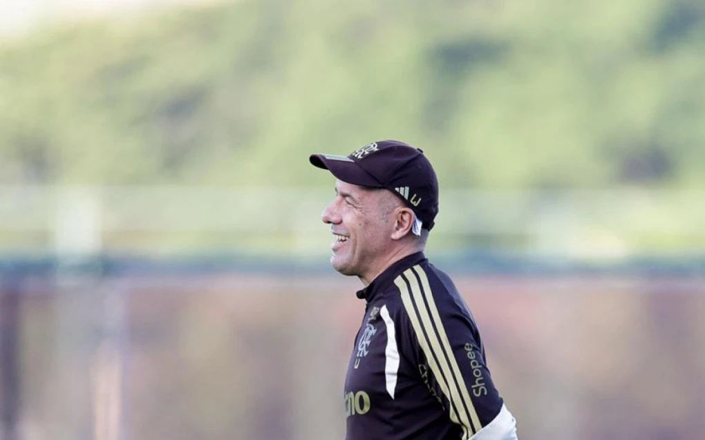 Leonardo Jardim observando treino do Flamengo no Ninho do Urubu