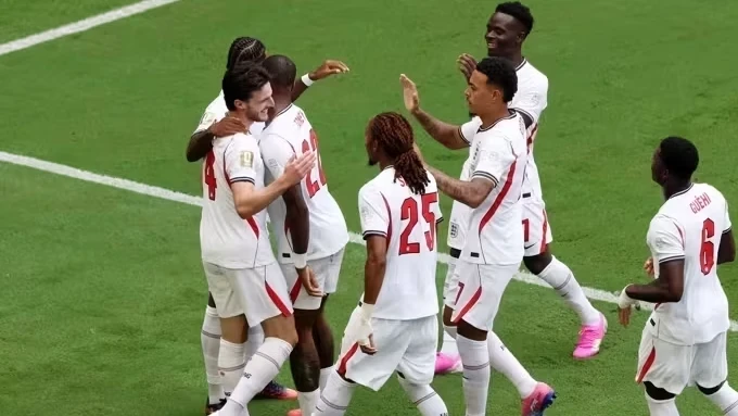Jogadores da Inglaterra comemoram gol no Hard Rock Stadium, Miami