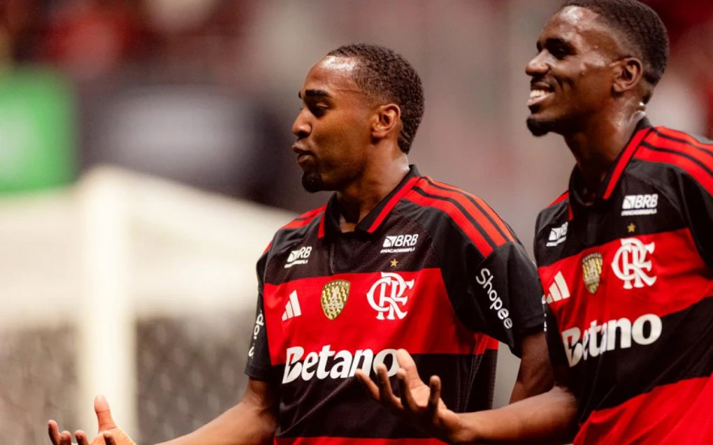 Jogadores do Flamengo comemoram gol durante amistoso