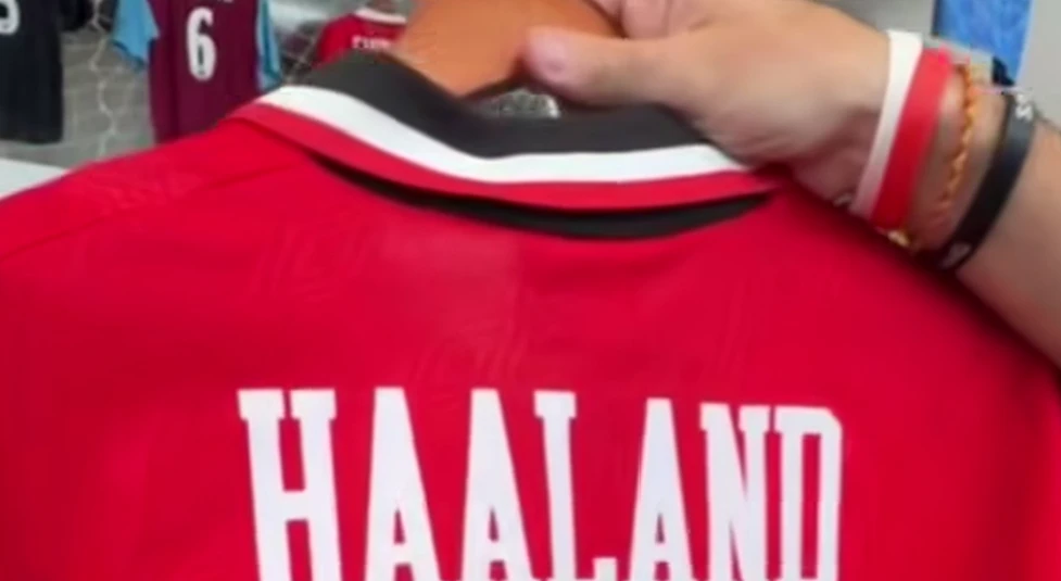 Camisa retrô do Nottingham Forest com o nome Alf‑Inge Haaland e número 18 em exposição