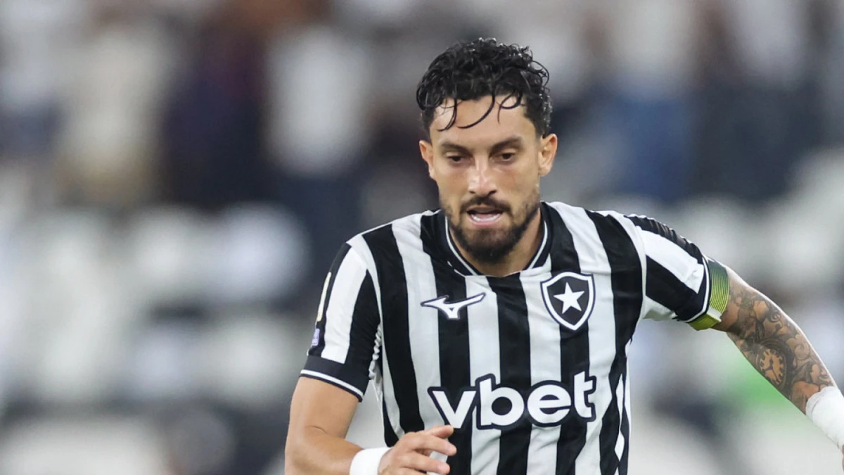 Alex Telles em ação com a camisa do Botafogo disputando bola