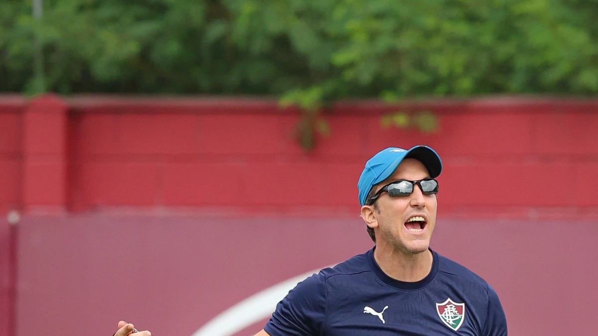 Martín Zubeldía comandando treino do Fluminense