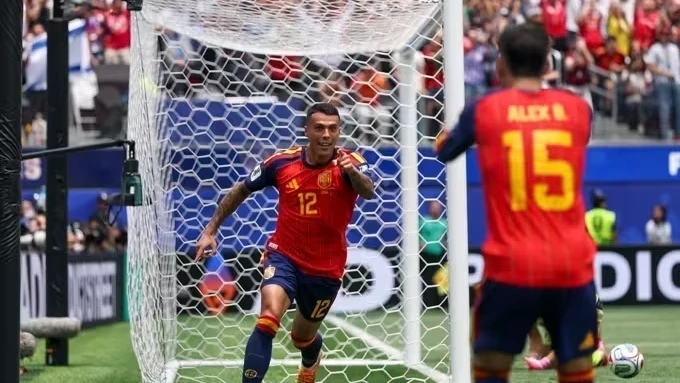 Jogadores da seleção espanhola comemoram gol no SoFi Stadium, Los Angeles