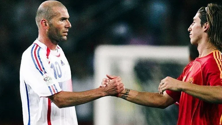 Jogadores de Espanha e França lado a lado no gramado antes de partida