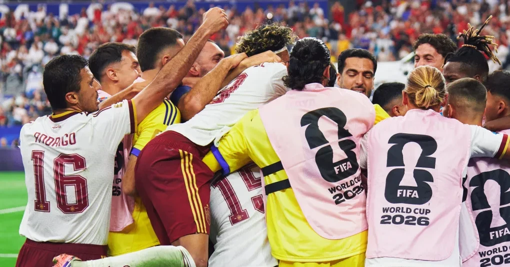 Jogadores da seleção espanhola comemorando um gol em campo