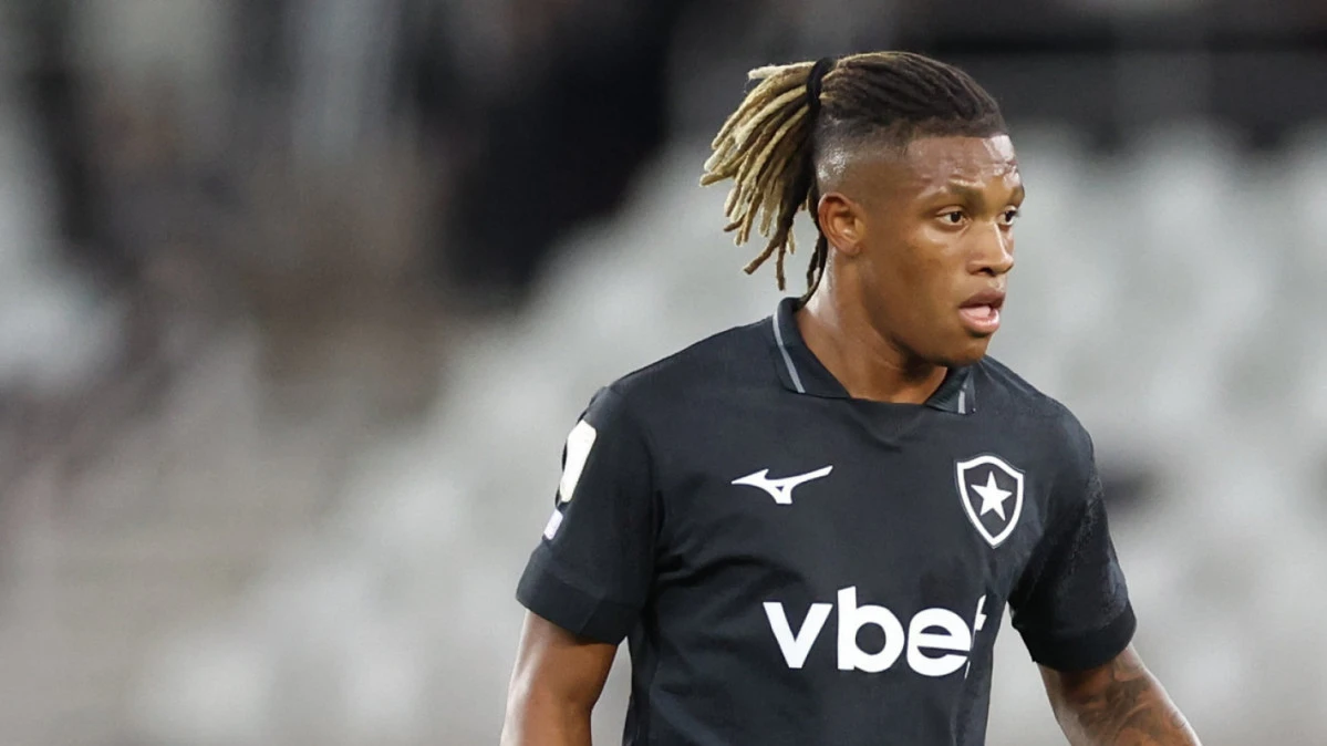 Danilo em ação pelo Botafogo disputando a bola