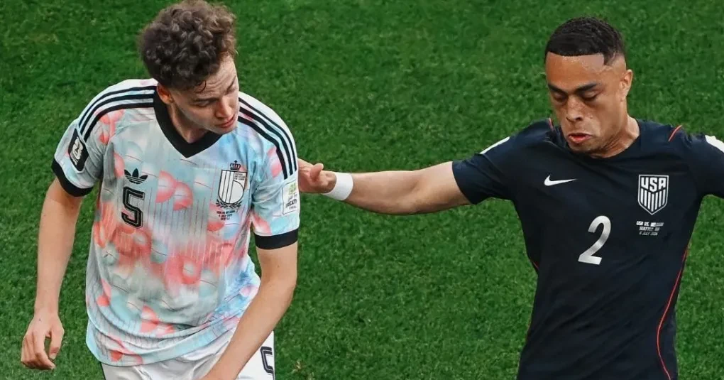 Torcida belga comemorando no Lumen Field após gol contra os Estados Unidos