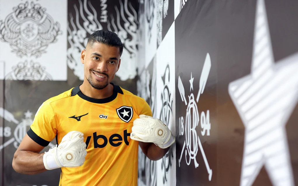 Warleson em treino com a camisa do Botafogo, olhando para a esquerda